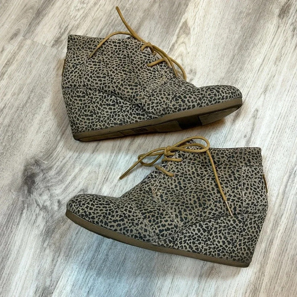 TOMS Cheetah Print Neutral Tone Lace-Up Wedge Ankle Comfort Boot / Women’s Sz 8 - Picture 1 of 7